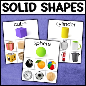 Może przedstawiać: Zestaw kart edukacyjnych do nauki o bryłach geometrycznych. Karty przedstawiają słowa "sześcian", "walec" i "kula" wraz z obrazkami każdej z tych brył. Karty zawierają również przykłady przedmiotów, które mają kształt każdej z trzech brył.