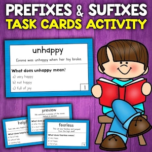 Puede incluir: Tarjetas de tareas educativas para prefijos y sufijos. La imagen muestra una ilustración de dibujos animados de un niño leyendo un libro, con tarjetas de tareas con palabras como "unhappy", "preview" y "fearless". Las tarjetas tienen preguntas sobre el significado de las palabras.