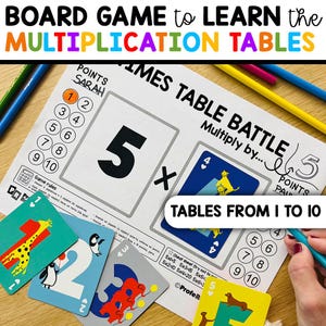 Puede incluir: Un juego de mesa diseñado para enseñar las tablas de multiplicar. El juego incluye cartas con números e ilustraciones, una hoja de trabajo con problemas de multiplicación y el texto "TIMES TABLE BATTLE". También son visibles lápices de colores y el texto "TABLES FROM 1 TO 10".
