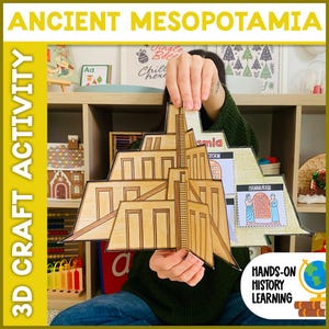 Könnte beinhalten: Eine 3D-Bastelaktivität, die eine altmesopotamische Zikkurat darstellt. Das Modell besteht aus braunem und beigem Karton, mit den gelben Wörtern "ANCIENT MESOPOTAMIA" und "3D CRAFT ACTIVITY". Der Text "HANDS-ON HISTORY LEARNING" ist ebenfalls enthalten.