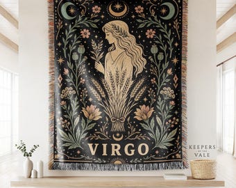 Könnte beinhalten: Eine gewebte Wohndecke mit schwarzem Hintergrund und einer zentralen Abbildung einer Frau, die Weizen hält, umgeben von Blumenmotiven, Monden und Sternen. Das Wort VIRGO steht in großen Buchstaben unten, mit Fransen an den Rändern.