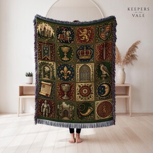 Könnte beinhalten: Eine gewebte Wohndecke mit einem Raster aus mittelalterlichen Motiven, darunter eine Burg, ein Ritter zu Pferd, eine Krone, ein Schwert, eine Fleur-de-Lis, ein Falke, eine Schriftrolle, ein Kelch, eine Rose, eine Mondsichel, eine Rüstung und ein Horn.