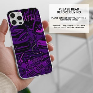 Puede incluir: Una funda transparente para tel&eacute;fono con un dise&ntilde;o morado y negro que presenta un coche y el texto "CRIME SCENE".