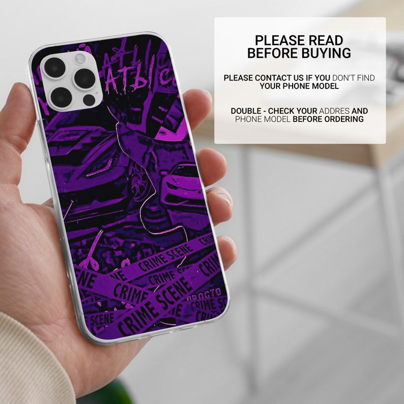 Puede incluir: Una funda transparente para tel&eacute;fono con un dise&ntilde;o morado y negro que presenta un coche y el texto "CRIME SCENE".