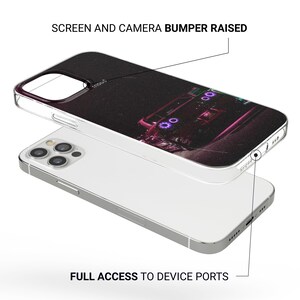 Puede incluir: Una funda transparente para tel&eacute;fono con un parachoques elevado para proteger la pantalla y la c&aacute;mara. La funda presenta un gr&aacute;fico de un coche con luces de ne&oacute;n moradas sobre un fondo negro. El texto "SCREEN AND CAMERA BUMPER RAISED" est&aacute; en la parte superior de la imagen. El texto "FULL ACCESS TO DEVICE PORTS" est&aacute; en la parte inferior de la imagen.