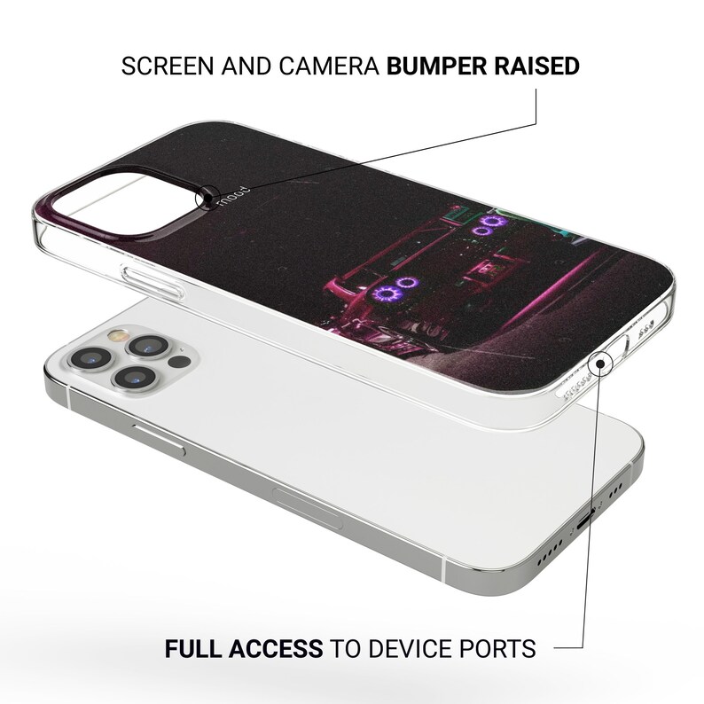Puede incluir: Una funda transparente para tel&eacute;fono con un parachoques elevado para proteger la pantalla y la c&aacute;mara. La funda presenta un gr&aacute;fico de un coche con luces de ne&oacute;n moradas sobre un fondo negro. El texto "SCREEN AND CAMERA BUMPER RAISED" est&aacute; en la parte superior de la imagen. El texto "FULL ACCESS TO DEVICE PORTS" est&aacute; en la parte inferior de la imagen.