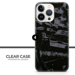Puede incluir: Carcasa transparente para tel&eacute;fono con un dise&ntilde;o gr&aacute;fico en blanco y negro de dos coches. El dise&ntilde;o tiene un efecto de glitch.