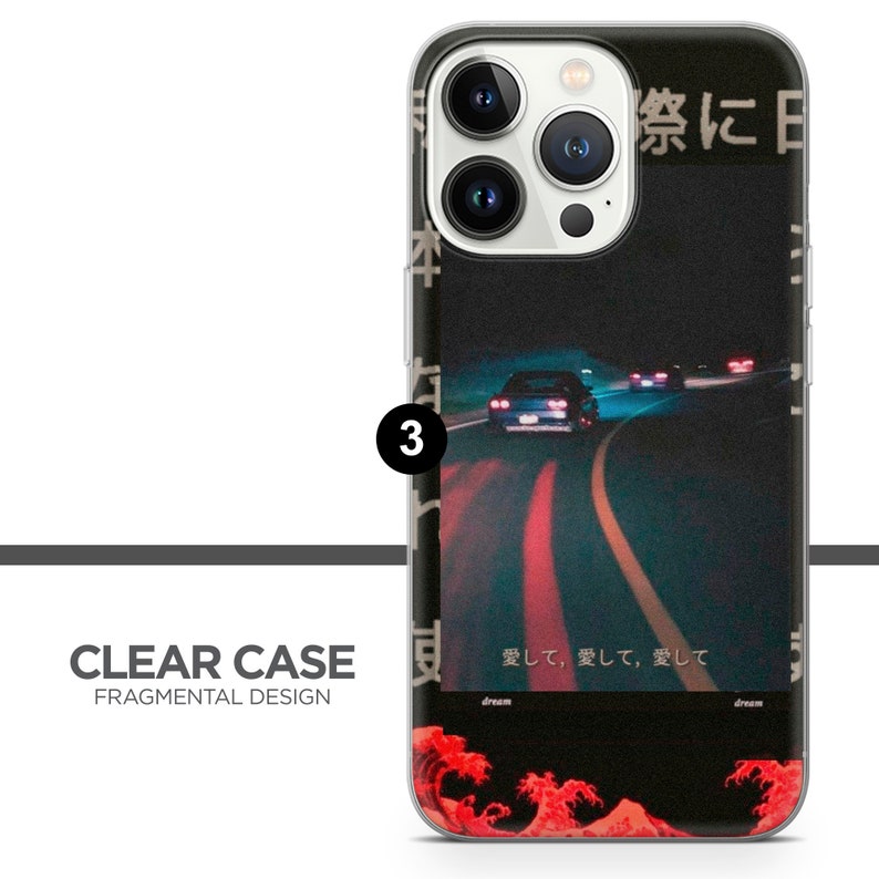 Puede incluir: Una funda transparente para tel&eacute;fono con un dise&ntilde;o negro y rojo que presenta un coche conduciendo por una carretera de noche. El texto "祭に日" y "愛して、愛して、愛して" es visible en la funda.