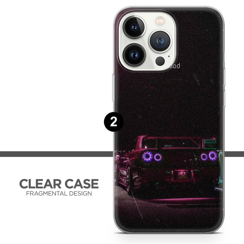 Puede incluir: Una funda transparente para tel&eacute;fono con un dise&ntilde;o de un coche rojo con luces traseras moradas sobre un fondo oscuro. La funda tiene un aspecto granulado y vintage.