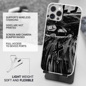 Puede incluir: Una funda transparente para tel&eacute;fono con una ilustraci&oacute;n de estilo manga en blanco y negro de un coche derrapando en una pista de carreras. La funda es compatible con la carga inal&aacute;mbrica y tiene bordes elevados para proteger la pantalla y la c&aacute;mara.
