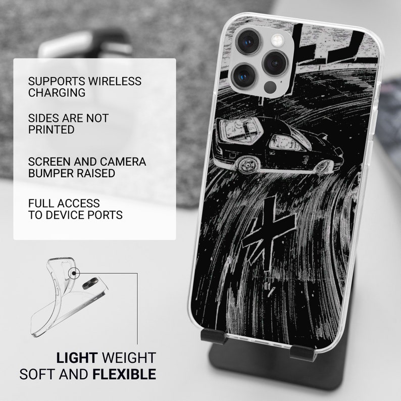 Puede incluir: Una funda transparente para tel&eacute;fono con una ilustraci&oacute;n de estilo manga en blanco y negro de un coche derrapando en una pista de carreras. La funda es compatible con la carga inal&aacute;mbrica y tiene bordes elevados para proteger la pantalla y la c&aacute;mara.