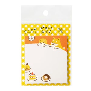 Puede incluir: Un paquete de notas adhesivas con un borde a cuadros amarillo y blanco. Las notas tienen un fondo blanco con ilustraciones de perros de dibujos animados, un reloj, una magdalena, un pastel y una rosquilla. El texto "30 Sheets" es visible.