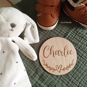 Personalisierte Willkommenskarte aus Holzherz / Geburtsmeilensteinkarte / Name des Babys / Schwangerschaftsgeschenk für die Mutter / Ankündigung