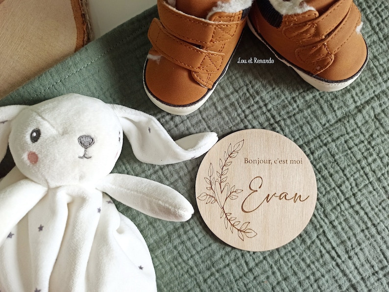 Carte bienvenue personnalisée en bois fleuri / Carte étape naissance / prénom bébé enfant / cadeau naissance grossesse maman / faire part Bonjour, c'est moi