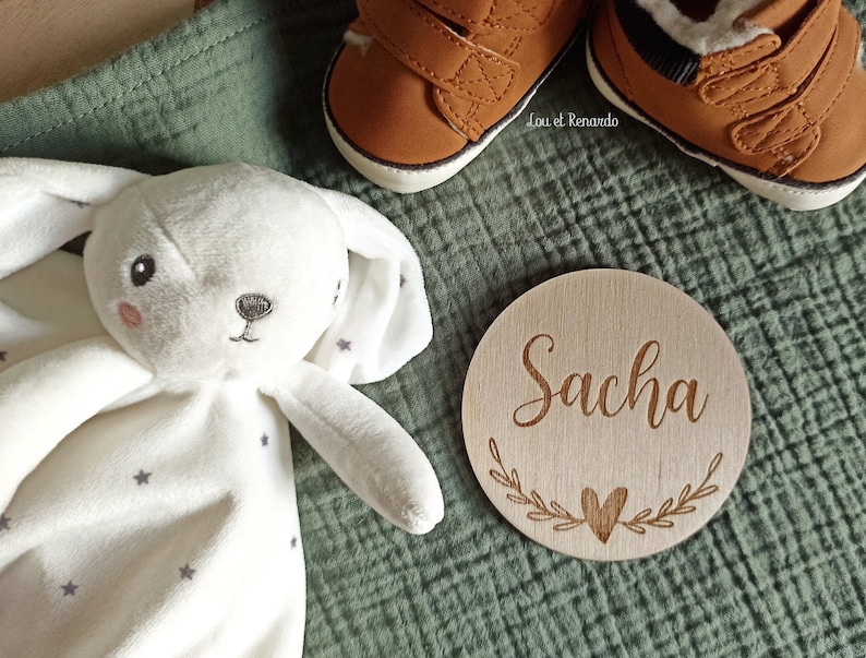 Carte bienvenue personnalisée en bois coeur / Carte étape naissance / prénom bébé enfant / cadeau naissance grossesse maman / faire part image 1