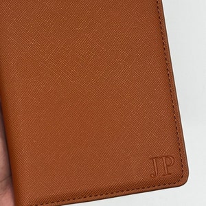 Porta-passaporte personalizado em couro Saffiano com compartimentos para cartão | Debossed