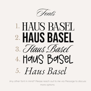 K&ouml;nnte beinhalten: Auf beigem Hintergrund steht das Wort "Fonts" in Schreibschrift &uuml;ber f&uuml;nf Variationen der Schriftart "HAUS BASEL". Jede Schriftart ist nummeriert und in verschiedenen Stilen dargestellt, mit einem Hinweis auf weitere Optionen.