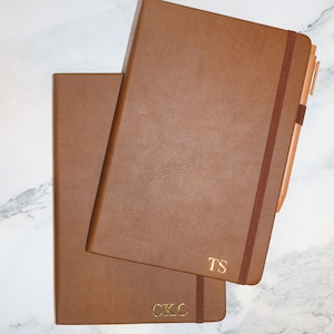 Diario de cuero personalizado A5: iniciales estampadas en papel metálico, bolígrafo incluido