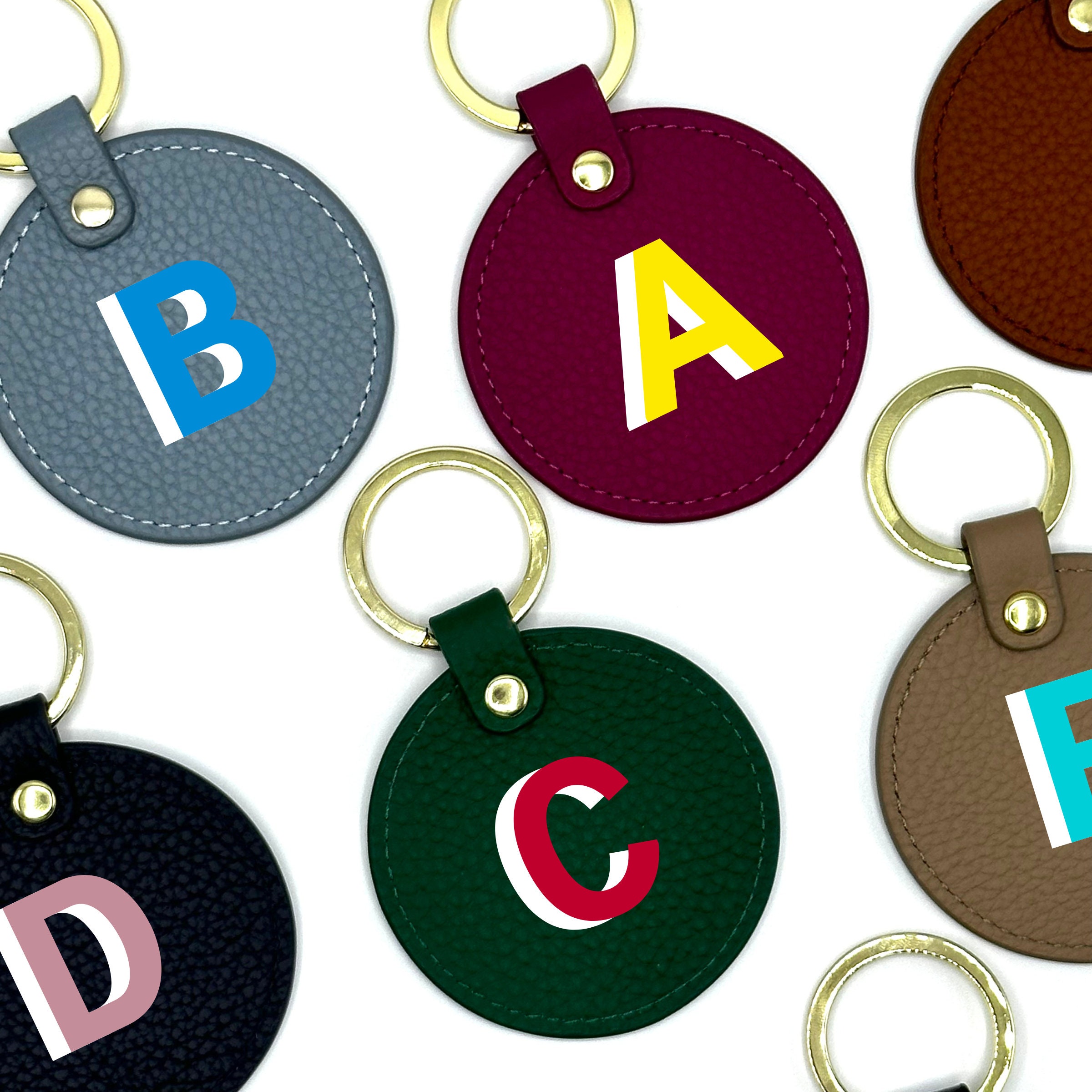 sur mesure - Porte-clés rond en cuir galet à monogramme | Cadeau personnalisé pour elle et lui avec des lettres ombrées