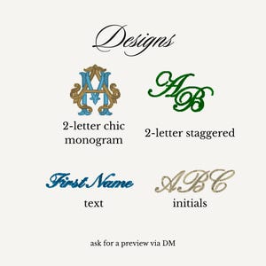 Puede incluir: Imagen que muestra opciones de dise&ntilde;o para art&iacute;culos personalizados. Incluye ejemplos de monogramas, iniciales y texto en varios estilos. El texto "Designs" est&aacute; en la parte superior, con "ask for a preview via DM" en la parte inferior.