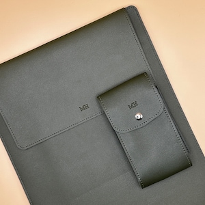 Personligt präglat laptopfodral i PU-läder med stativ och musmatta