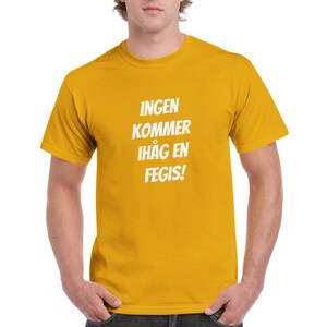 Ingen kommer ihåg en fegis Unisex crewneck Tee Guld