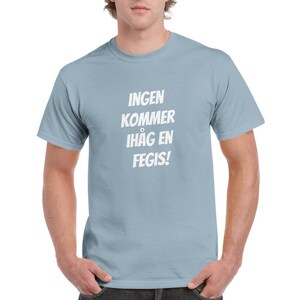 Ingen kommer ihåg en fegis Unisex crewneck Tee Light Blue