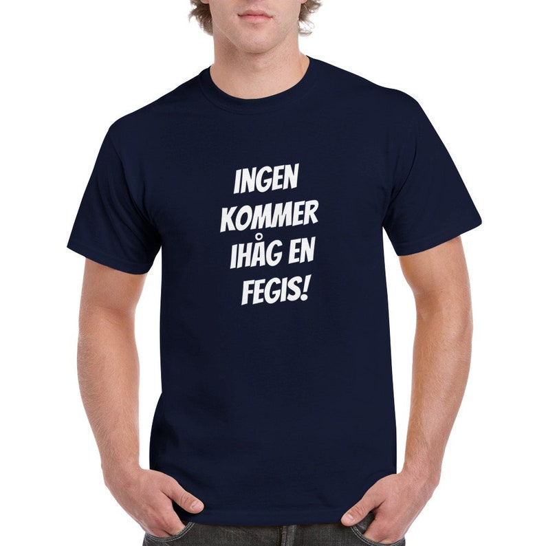 Ingen kommer ihåg en fegis Unisex crewneck Tee Navy