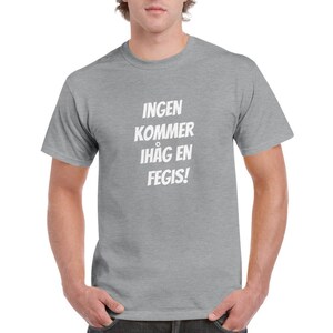 Ingen kommer ihåg en fegis Unisex crewneck Tee Sports Grey