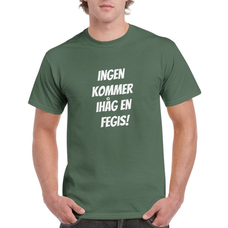 Ingen kommer ihåg en fegis Unisex crewneck Tee Military Green