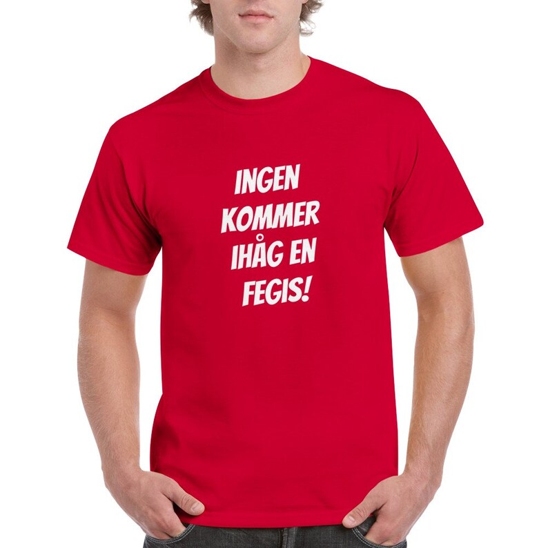 Ingen kommer ihåg en fegis Unisex crewneck Tee Röd