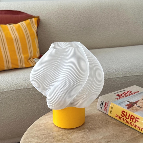 Lampe design "Ondine" avec pied de couleur, ondulée, organique, moderne et minimaliste. Luminaire décoratif