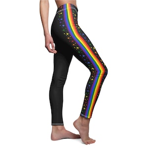 Könnte beinhalten: Schwarze Leggings mit einem Regenbogenstreifen und Sternen an der Seite.