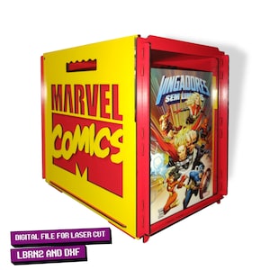 Puede incluir: Una caja de madera roja y amarilla con las palabras "MARVEL COMICS" en la parte delantera. La caja está diseñada para guardar cómics y tiene un panel frontal de plástico transparente. La caja está etiquetada con "ARCHIVO DIGITAL PARA CORTE LÁSER LBRN2 Y DXF".
