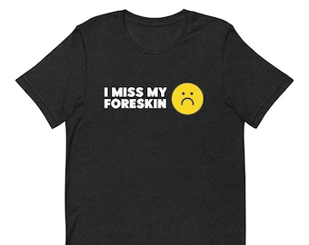 Könnte beinhalten: Schwarzes T-Shirt mit weißem Text "I miss my foreskin" und einem gelben Emoji mit traurigem Gesicht.