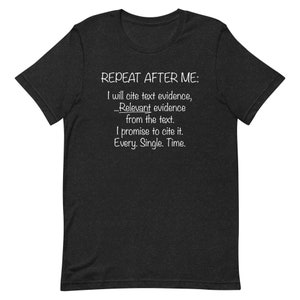 以下が含まれることがあります： 白い文字で「REPEAT AFTER ME: I will cite text evidence, ...Relevant evidence from the text. I promise to cite it. Every. Single. Time.」と書かれた黒いTシャツ
