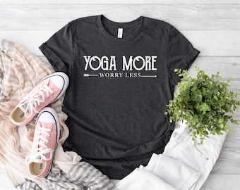 Yoga Más preocupación menos camisa, camiseta de yoga, camisa de yoga para mujeres, regalo de yoga, camisa amante del yoga, camiseta de meditación, camisa Namaste, linda camisa de yoga