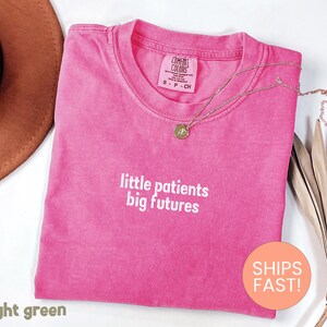 Comfort Colors® Little Patients Big Futures Shirt, Pediatric Nurse Shirt, Peds Nurse Gift, Pediatrician Tshirt, I Love My Patients Shirt afbeelding 5
