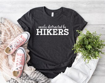 Gemakkelijk afgeleid door wandelaarsshirt, avonturenshirt, campingshirt, bergenshirt, wandelshirt, campingcrewshirt, bergshirt