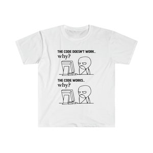 Puede incluir: Una camiseta blanca de manga corta con un estampado gráfico negro de una figura de palo ante un ordenador. El texto dice: THE CODE DOESN'T WORK.. why? y THE CODE WORKS.. why? El diseño muestra al mismo personaje frustrado en ambos casos.