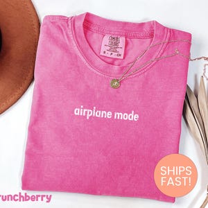 Camiseta Comfort Colors® Modo Avión, Camiseta Avión, Camiseta Viajera, Camiseta Vacacional, Regalo para Aventureros, Regalo para Viajeros, Camiseta Vacacional imagen 5