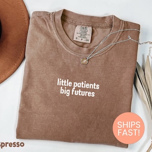 Comfort Colors® Little Patients Big Futures Shirt, Pediatric Nurse Shirt, Peds Nurse Gift, Pediatrician Tshirt, I Love My Patients Shirt afbeelding 1