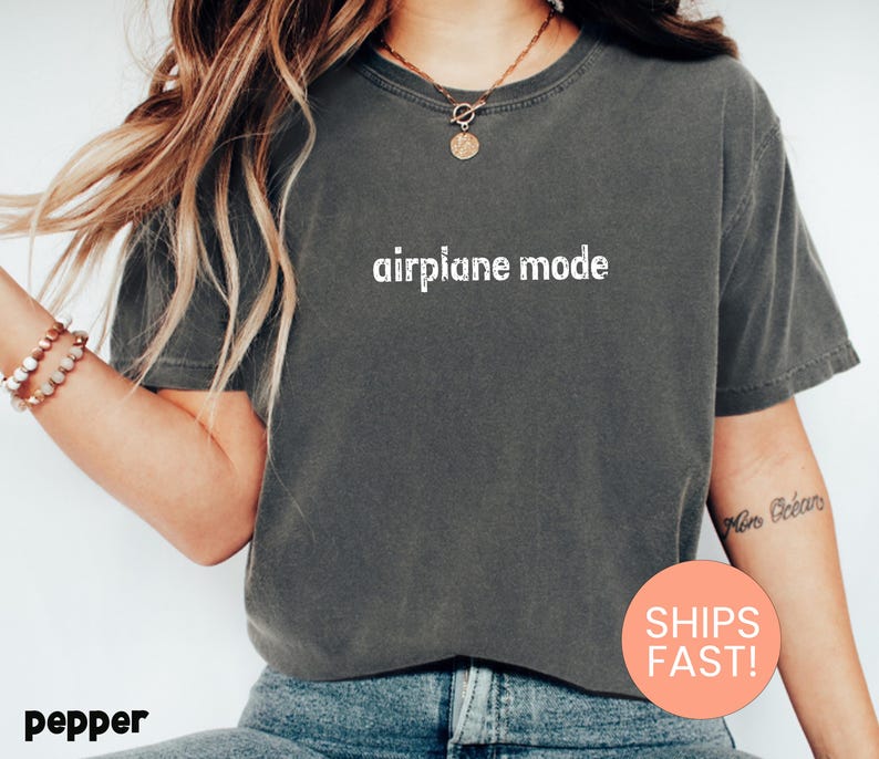 Camiseta Comfort Colors® Modo Avión, Camiseta Avión, Camiseta Viajera, Camiseta Vacacional, Regalo para Aventureros, Regalo para Viajeros, Camiseta Vacacional imagen 2