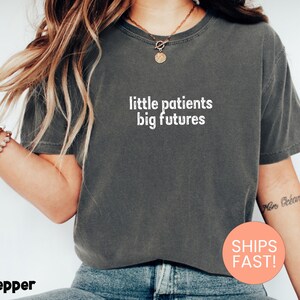 Comfort Colors® Little Patients Big Futures Shirt, Pediatric Nurse Shirt, Peds Nurse Gift, Pediatrician Tshirt, I Love My Patients Shirt afbeelding 2