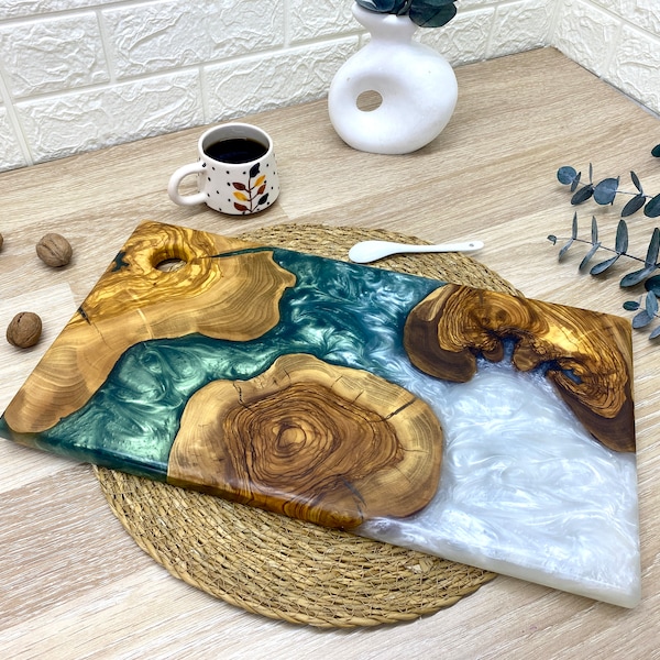 Personalisiertes Charcuterie Brett, Schneidebrett nach Maß, Käsebrett aus Harz und Olivenholz, Küche und Esszimmer, Epoxidharz-Kunst, Geschenk für ein neues Zuhause