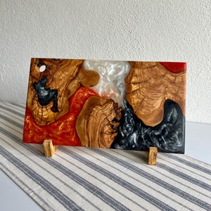 Customized Charcuterie Board Holder, Personalized Resin and Olive Wood Serving Board, Epoxy Kitchen Decor, Handmade and Unique, Home Gift