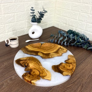 Personalized Charcuterie Board, Resin and Olive Wood Serving Board, Epoxy and Wooden Serving Platter, Round Pizza Board, Circle Serving Tray White