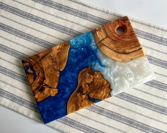 Gepersonaliseerde charcuterieplank van hars en olijfhout, epoxysnijplank, houten kaasplank, keuken en eetkamer, uniek housewarmingcadeau