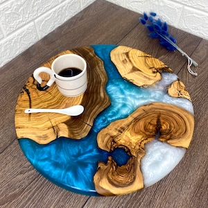 Personalisiertes Charcuteriebrett, Servierbrett aus Harz und Olivenholz, Servierplatte aus Epoxidharz und Holz, rundes Pizzabrett, rundes Serviertablett