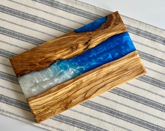 Gepersonaliseerde vleeswarenplank, op maat gemaakte epoxy-riviersnijplank, olijfhouten kaasplank met houder, houten dienblad